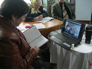 Валентина Олійник - читачка бібліотеки читає власну прозу для Марії Дячок - поетеси з Солобковець